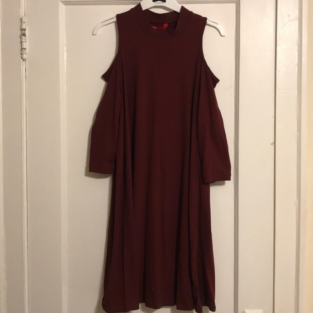 HOT KISS - Shoulder-less Maroon Dress!